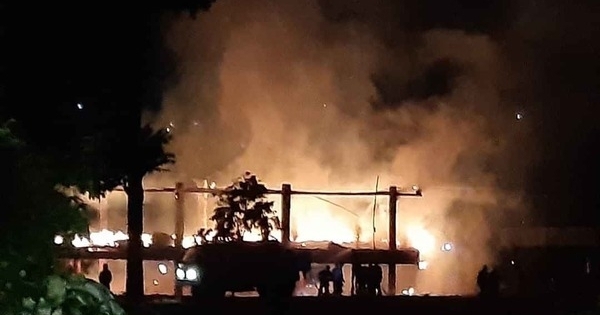 Bị sét đánh, nhà rông văn hoá đồng bào Xê Đăng bốc cháy ngùn ngụt trong mưa