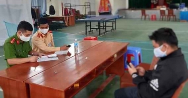 Nghệ An: Đang “tiếp tế” rượu vào khu cách ly thì bị bắt quả tang