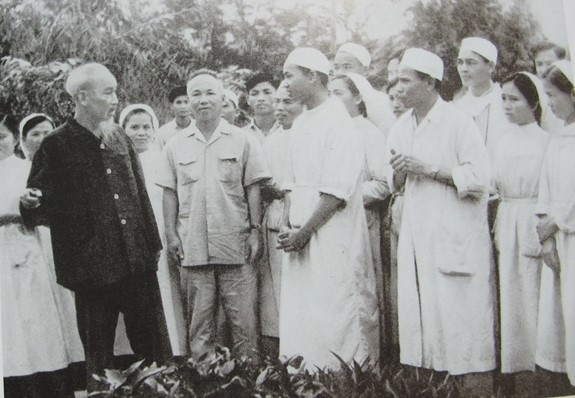 Chủ tịch Hồ Ch&iacute; Minh thăm Bệnh x&aacute; V&acirc;n Đ&igrave;nh, H&agrave; T&acirc;y (H&agrave; Nội ng&agrave;y nay), th&aacute;ng 4/1963