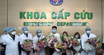 Cuộc chiến chống Covid-19: Lịch sử sẽ ghi nhận những cống hiến của các "Chiến sĩ áo trắng"