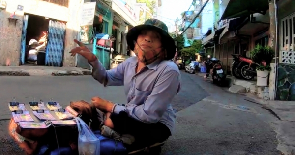 TP HCM bắt đầu hỗ trợ người bán vé số lưu động