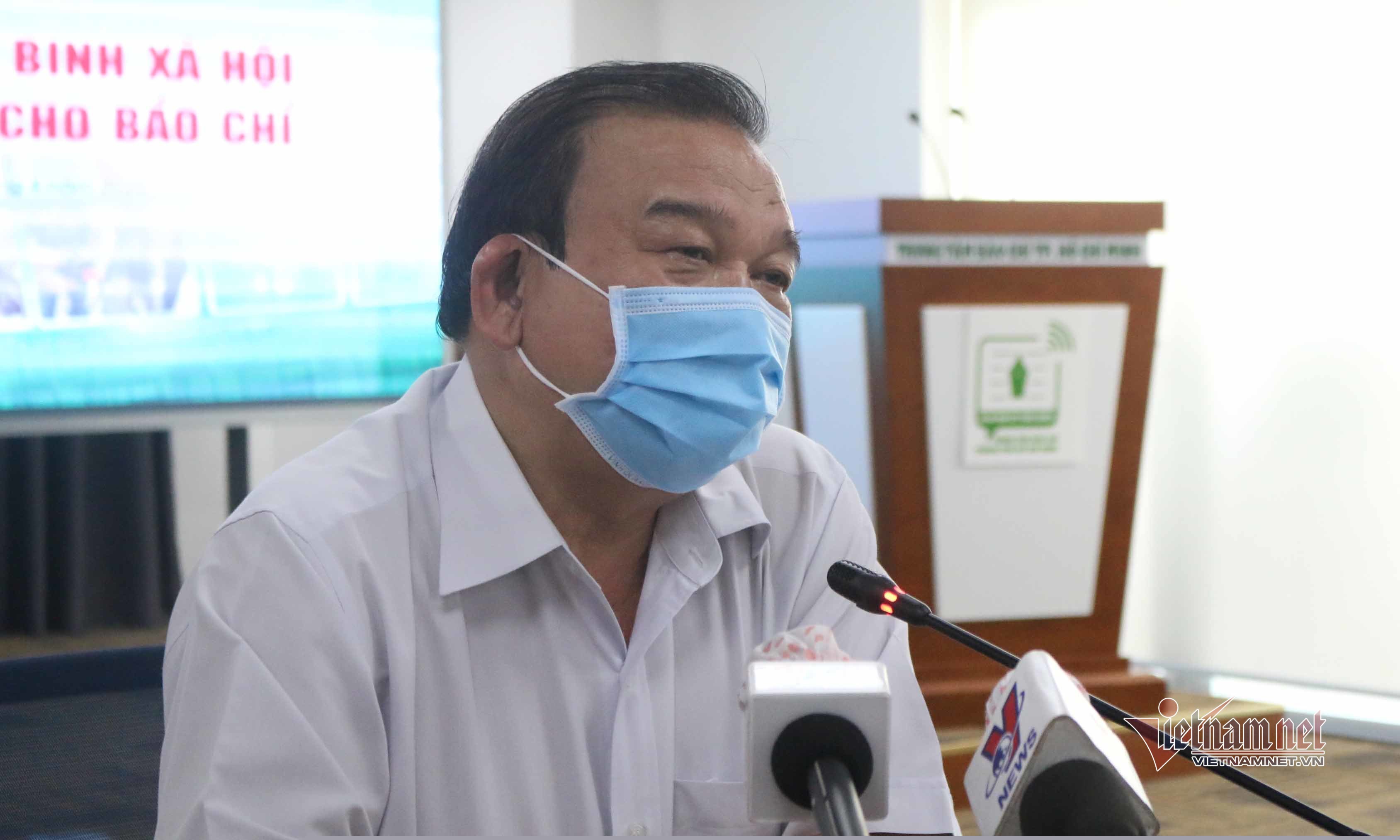 &Ocirc;ng L&ecirc; Minh Tấn, Gi&aacute;m đốc Sở LĐ-TB&amp;amp;XH TP.HCM tại buổi họp b&aacute;o  Ảnh: Hồ Văn