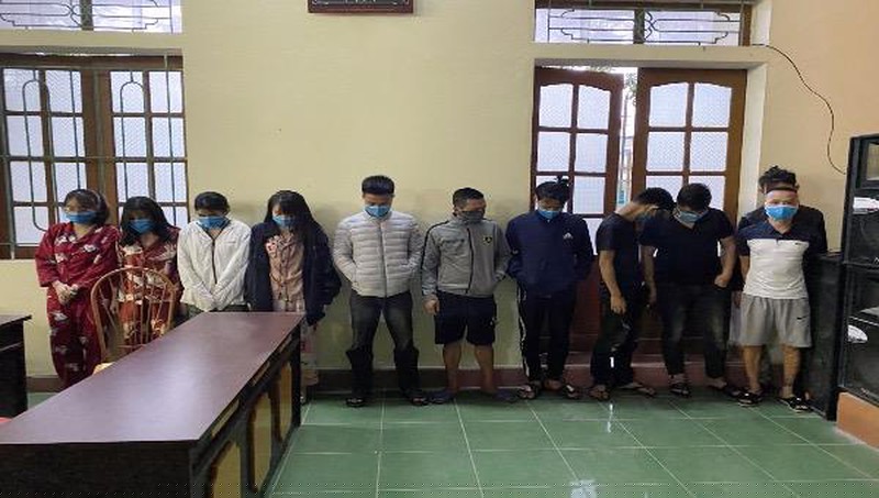 Nh&oacute;m đối tượng tụ tập sử dụng ma tu&yacute; tại qu&aacute;n Karoke.