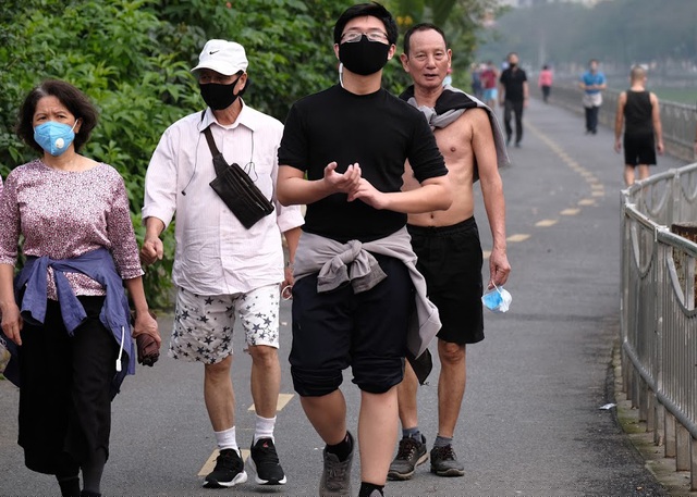 Một số người còn tháo bỏ đeo khẩu trang do lúc vận động việc đeo khẩu trang gây cảm giác khó chịu.