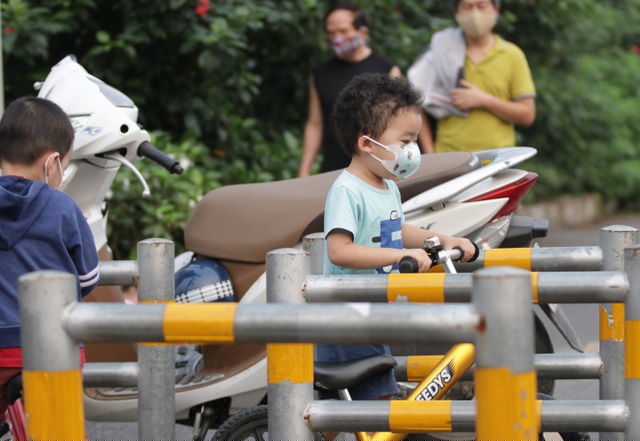 Nhiều trẻ nhỏ cũng được bố mẹ cho ra đường tập xe đạp.