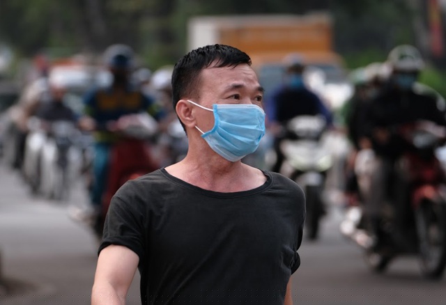 Sau một tuần cách ly toàn xã hội, từ sáng 8/4, đường phố cũng đông đúc trở lại.