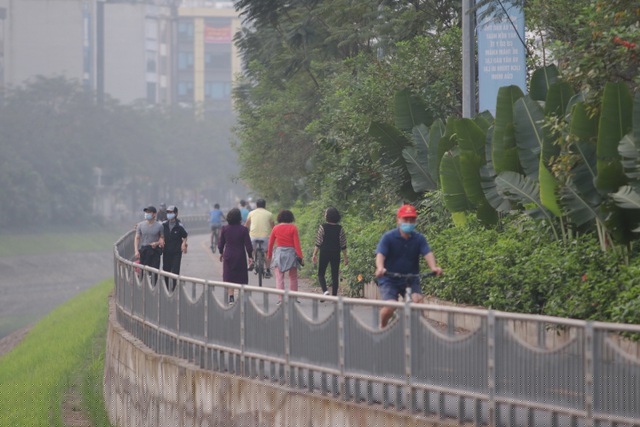 Việc người dân đổ ra đường tập thể dục đang trở thành một thách thức với nỗ lực phòng chống dịch Covid-19.