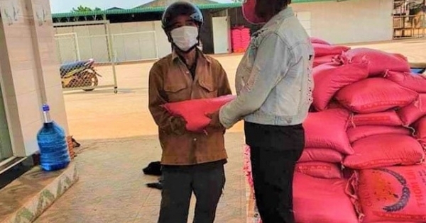 Một hộ dân trao tặng địa phương 5 tấn gạo chống dịch Covid-19