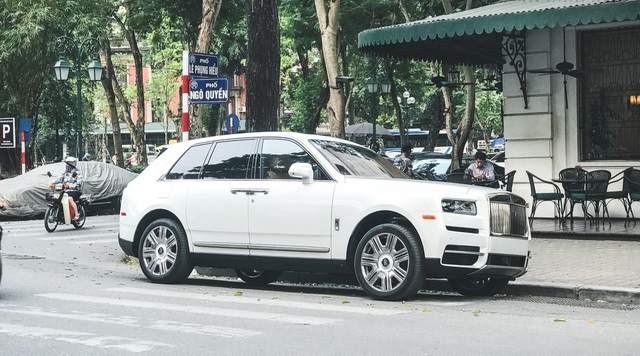 Chiếc Rolls-Royce Cullinan được bắt gặp tại Hà Nội