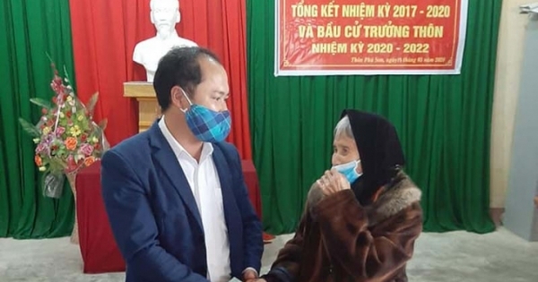 Cảm động cụ bà gần 100 tuổi chống gậy đi ủng hộ 1 triệu đồng chống dịch Covid-19