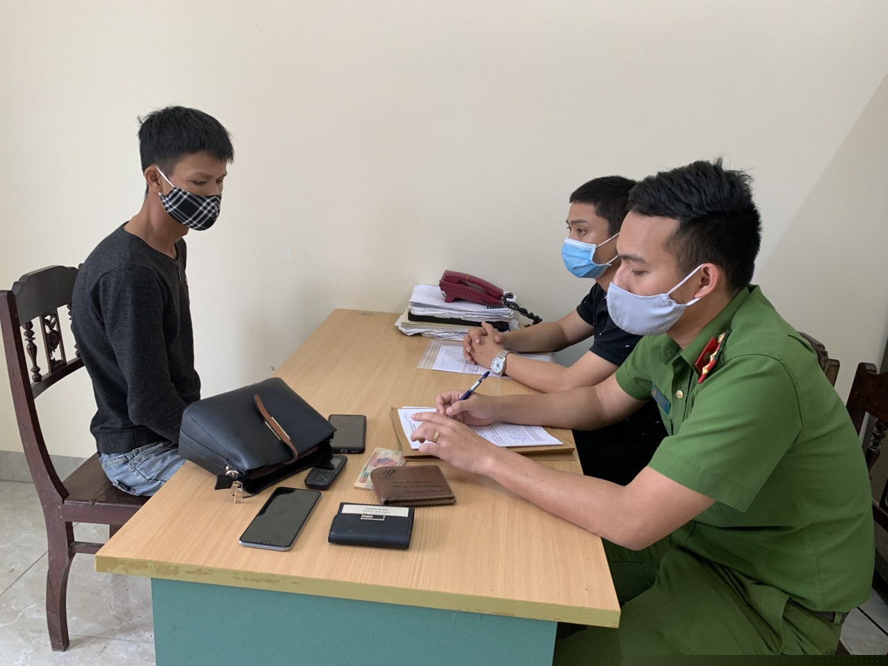 Đối tượng tại cơ quan công an