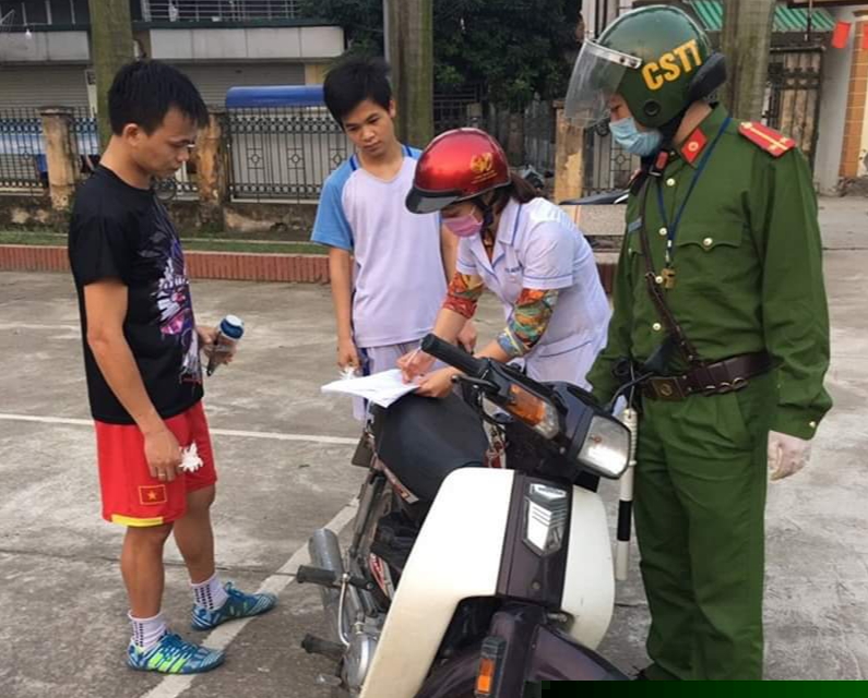 Trong quá trình làm việc, các tổ liên ngành sẽ tiến hành trao đổi, hỏi han lý do của người ra đường, nếu ra đường vì lý do không cần thiết sẽ tiến hành xử phạt.