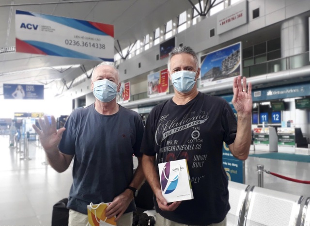 Hai du khách Anh vừa rời Đà Nẵng trở về nước trong ngày 10/4, sau khi được chữa khỏi bệnh do nhiễm Sar-CoV-2 và hoàn tất thời gian cách ly, theo dõi sức khoẻ.
