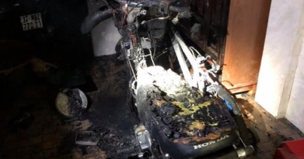 Giải cứu kịp thời 4 người mắc kẹt trong ngôi nhà bốc cháy