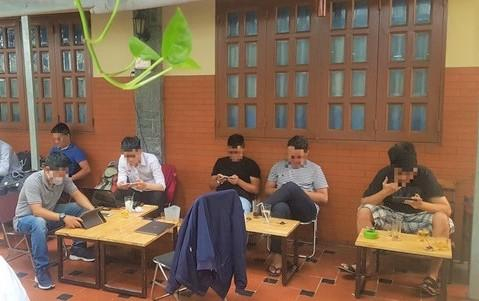 Tụ tập đông người tại quán cà phê (hình minh họa)