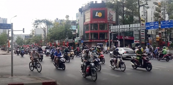Người dân có vẻ chủ quan nên ra đường đông hơn.