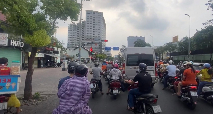 Đường Hoàng Diệu quận 4, người dân TP. HCM ra đường đông trở lại trong thời gian còn cách ly xã hội.