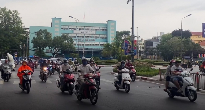 Chạy xe sát nhau giữa lòng đường bất chấp nguy hiểm trong mùa dịch Covid-19