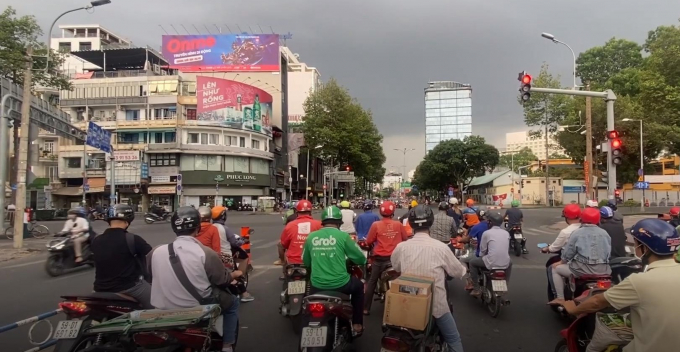 Ngã 4 Nguyên Thái Học quận 1, dù lo sợ dịch bệnh nhưng nhiều người cho rằng vẫn phải ra đường để mưu sinh.