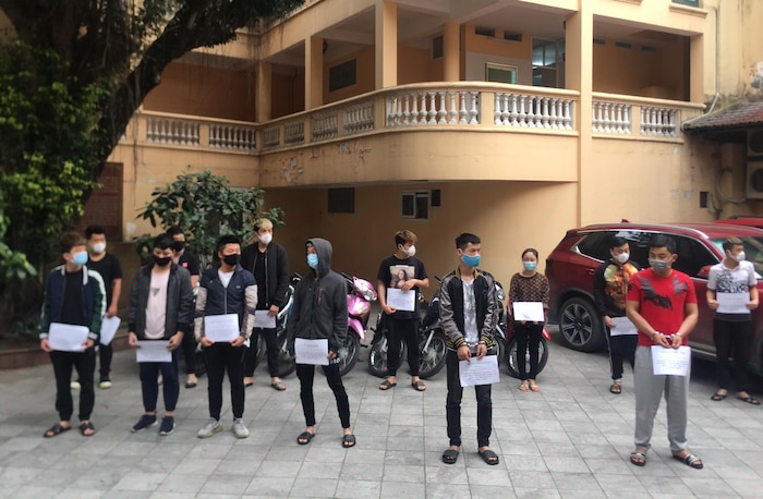 Nhóm nam nữ bị bắt giữ.