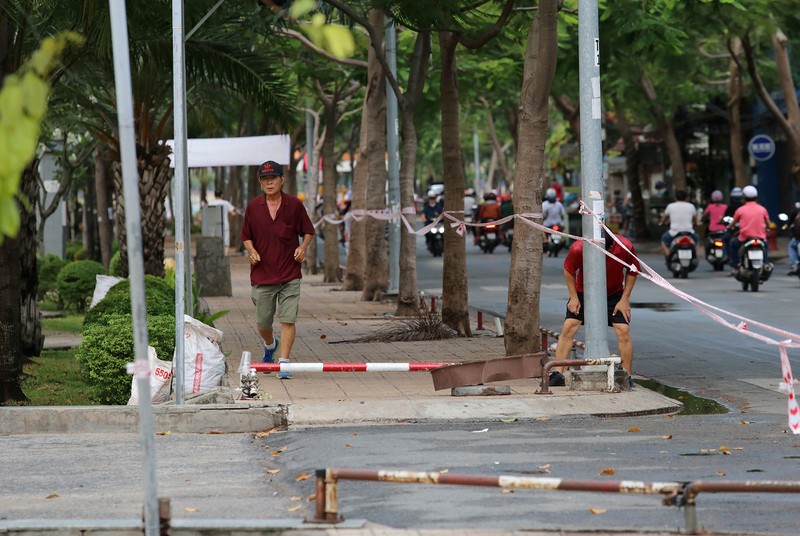 Ảnh: TP.HCM sau 10 ngày cách ly xã hội - ảnh 10