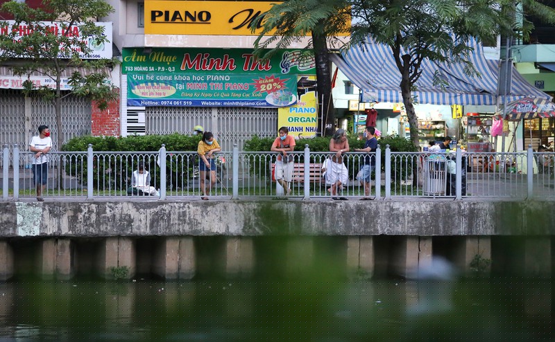 Ảnh: TP.HCM sau 10 ngày cách ly xã hội - ảnh 15