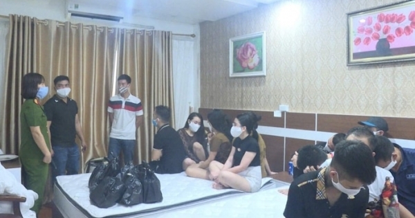 Bắt "ổ nhóm" nam nữ đang  dụng ma tuý 