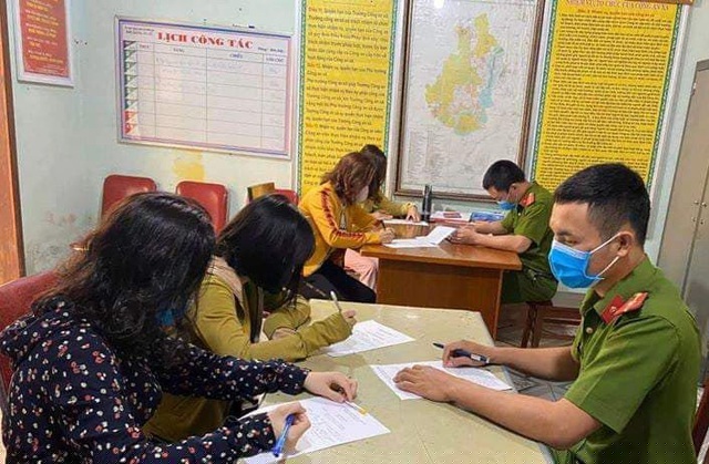 Bốn người phụ nữ tụ tập