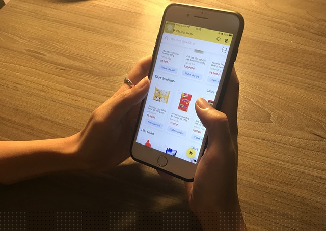 Chỉ cần 1 chiếc điện thoại thông minh có kết nối Internet là khách hàng thoải mái đi chợ online