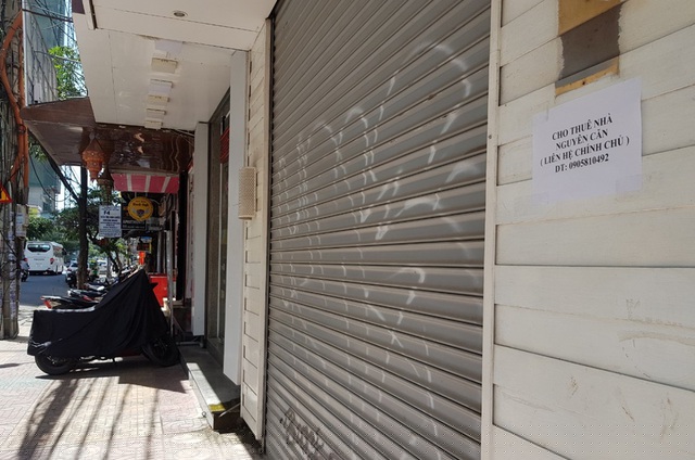 Nhiểu cửa hàng kinh doanh ở Nha Trang cũng nổi lên làn sóng trả mặt bằng vì vắng khách sau khi ngành du lịch gần như