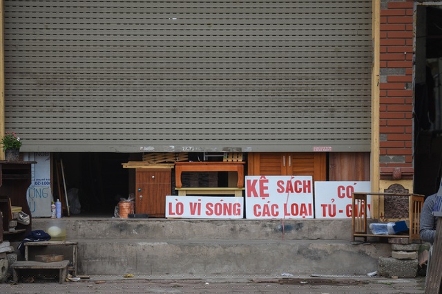 Các cơ sở kinh doanh các mặt hàng nhu yếu phẩm cần thiết được phép hoạt động trong thời gian cách ly xã hội bao gồm siêu thị tổng hợp (trừ dịch vụ vui chơi, ăn uống tại chỗ), trung tâm thương mại (gồm siêu thị tổng hợp như trên, văn phòng cho thuê, bệnh viện), chợ dân sinh (gồm các gian hàng lương thực, thực phẩm, rau xanh hoa quả, đồ khô), cửa hàng tiện lợi, siêu thị mini (trừ dịch vụ ăn uống tại chỗ), cửa hàng tạp hóa, kinh doanh hoa, quả, trái cây, chuỗi kinh doanh nông sản thực phẩm, thuốc chữa bệnh, dịch vụ khám chữa bệnh, ngân hàng, cửa hàng xăng dầu gas khí đốt.