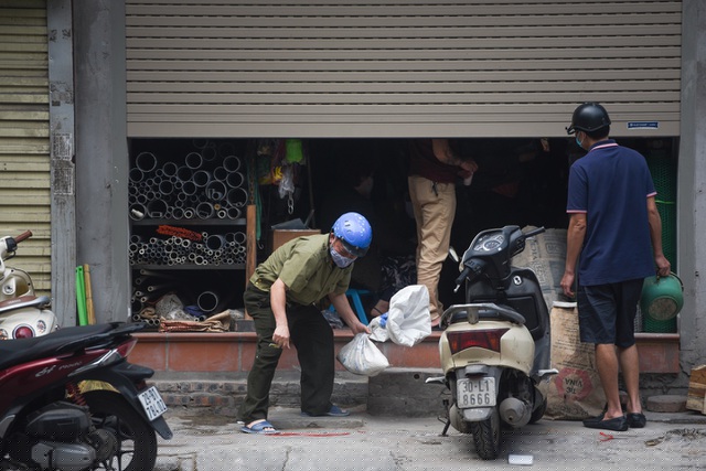 Tuy nhiên, nhiều cửa hàng không nằm trong các danh mục trên vẫn mở cửa hoạt động công khai. Chiều 10/4, một cửa hàng bán vật tư điện nước trên phố Đội Cấn (quận Ba Đình) vẫn hoạt động một khe hở để đối phó với lệnh đóng cửa tạm thời, người ra vào mua bán tấp nập.