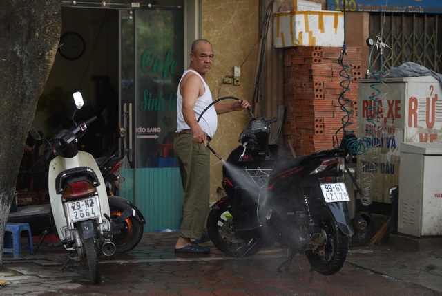 Một cửa hàng rửa xe khác trên đường Kim Giang (quận Thanh Xuân), người rửa xe không đeo khẩu trang.
