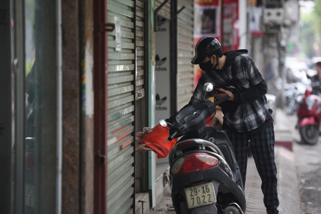 Thời gian gần đây, Việt Nam công bố nhiều ca khỏi bệnh khiến người dân chủ quan trong công tác phòng dịch. Đường phố những ngày gần đây đông hơn, hàng quán rục rịch mở nhiều hơn.