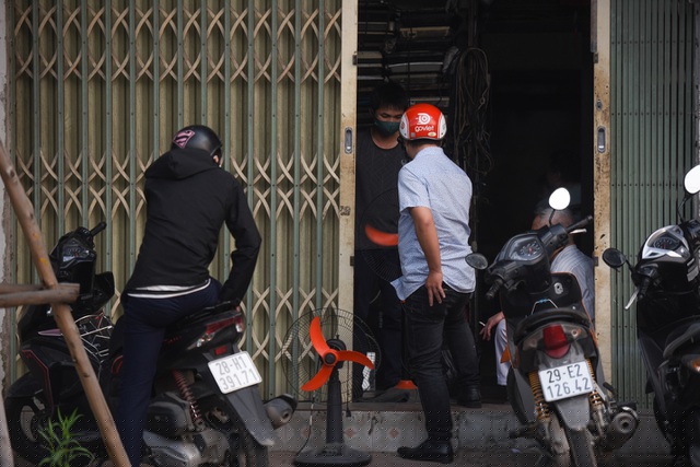 Hàng sửa chữa đồ điện mở một bên cửa trên phố Nguyễn Công Trứ (quận Hai Bà Trưng).