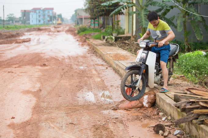 Một người đàn ông khác đang cố chinh phục thử thách. (Ảnh chụp tháng 3/2020).