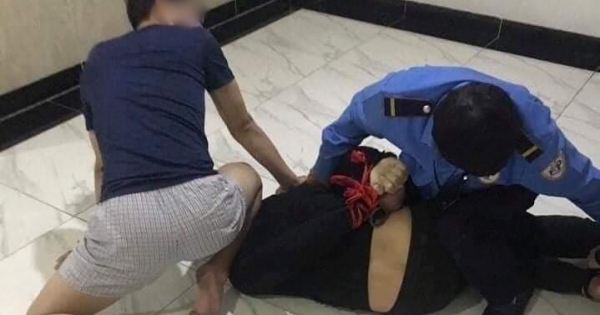 Hoá trang thành bảo vệ, công an bắt bắt kẻ mang 32 túi ma túy tại Hà Nội