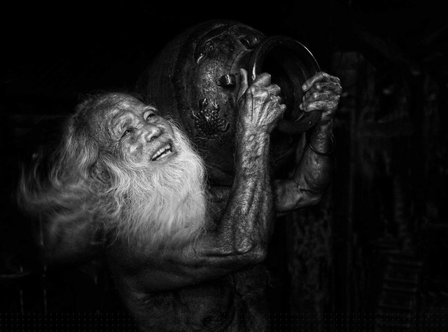 Bức “The Smile Of The Village’s Elder” (Nụ cười của già làng) chụp tại Buôn Ma Thuột do tác giả @tuanngocphoto thực hiện.