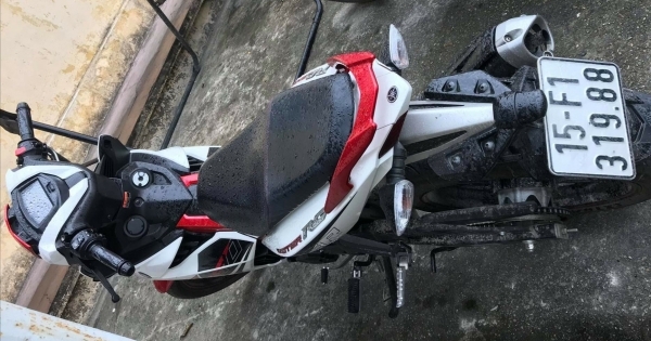 Không mang giấy tờ xe, nam thanh niên tông xe máy vào công an tại chốt kiểm soát Covid-19