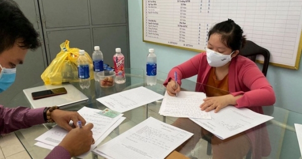 Triệu tập 2 vợ chồng giả mạo thu gom sổ bảo hiểm xã hội