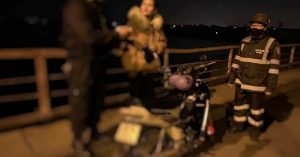 Chốt kiểm dịch COVID-19 kịp thời cứu một cô gái định nhảy cầu Long Biên