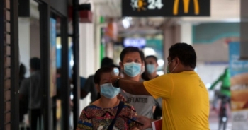 Singapore yêu cầu người dân phải đeo khẩu trang khi đi ra ngoài