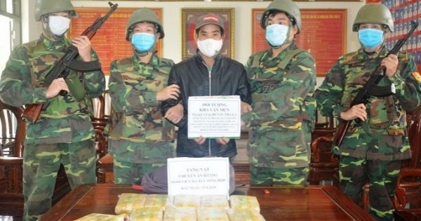 Bị bắt khi đang “cõng” một ba lô chứa đầy ma túy giữa đại dịch