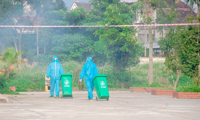 Các chiến sĩ chăm lo cho người dân từ những việc nhỏ nhất.