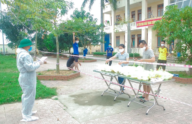 Ngày 3 bữa, cơm được mang tới đúng giờ, đảm bảo đủ dinh dưỡng và an toàn vệ sinh thực phẩm.