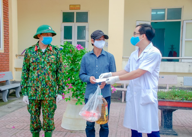 Trao giấy chứng nhận cho các công dân đủ điều kiện và hoàn thành thời gian cách ly.