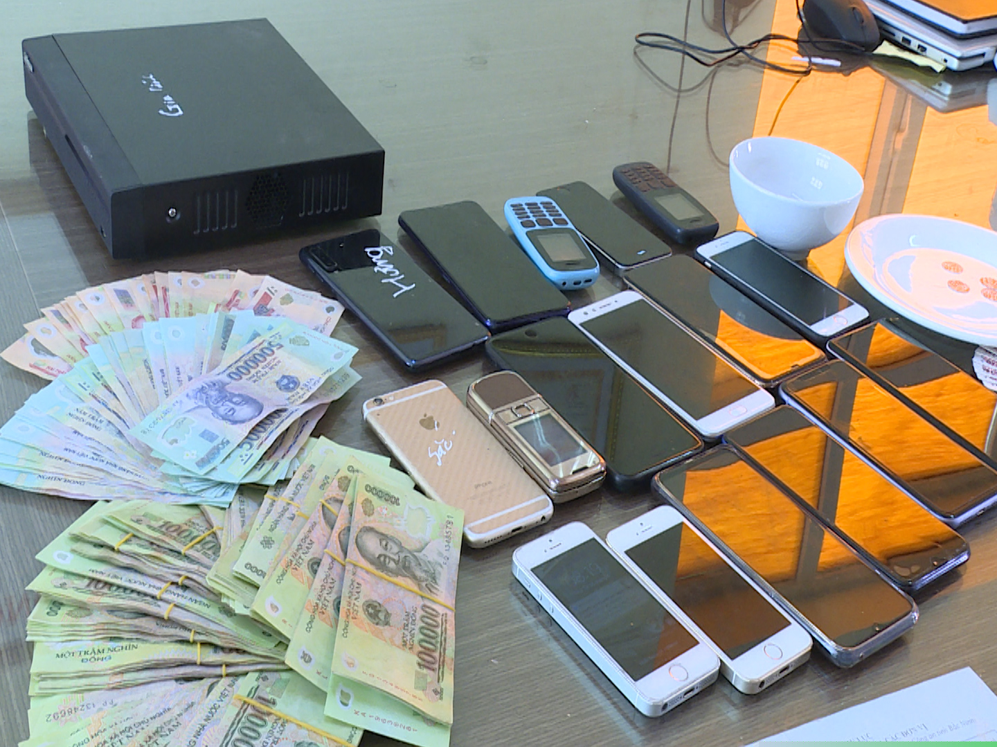 Tang vật thu giữ được tại sới bạc.