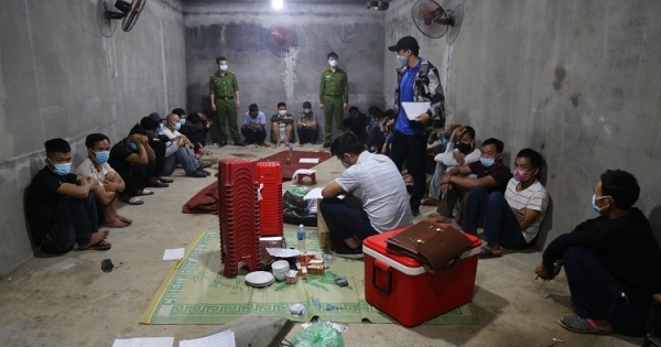 Bắt ổ nhóm đánh bạc dưới hầm giữa đồi vắng ở Vĩnh Phúc