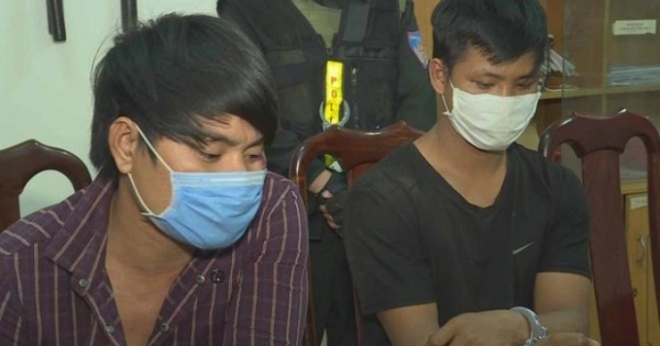 Xe chở 3, không nón bảo hiểm, không khẩu trang còn đánh cảnh sát