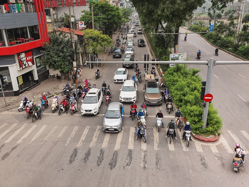 ha noi tiep tuc cach ly xa hoi, nguoi ra duong van con dong hinh 3